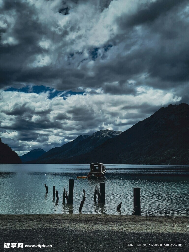 湖畔木桩与远山云雾景致