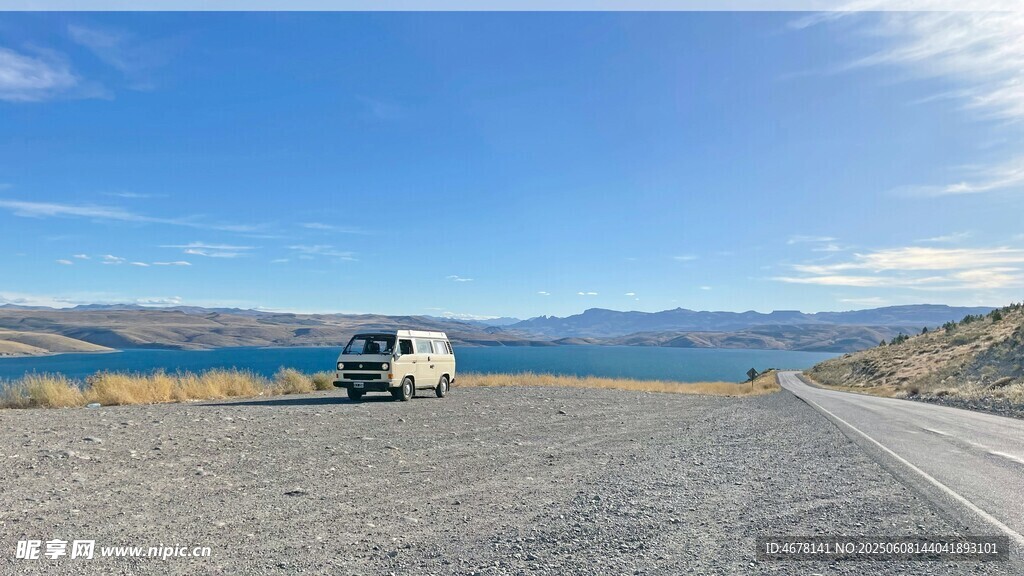 公路上的旅行车辆与美景
