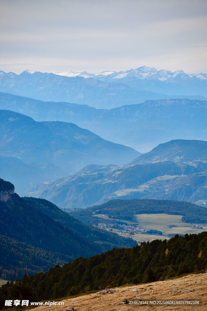 壮丽山峦远景风光图