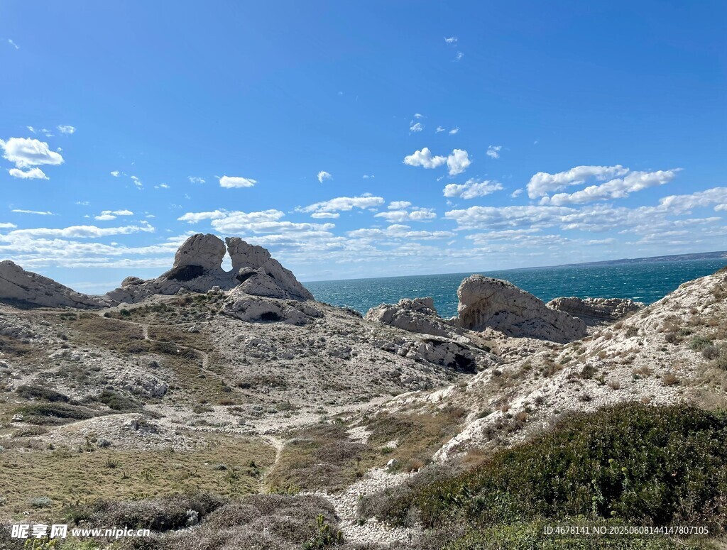 海边嶙峋岩石与蓝天美景