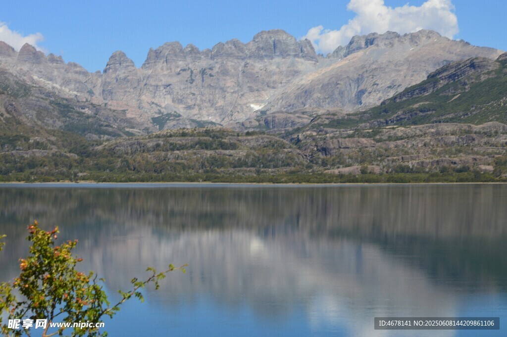 宁静湖景与远处山峦