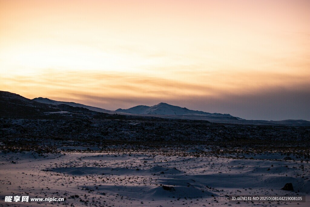 夕阳下的雪地与远山景色