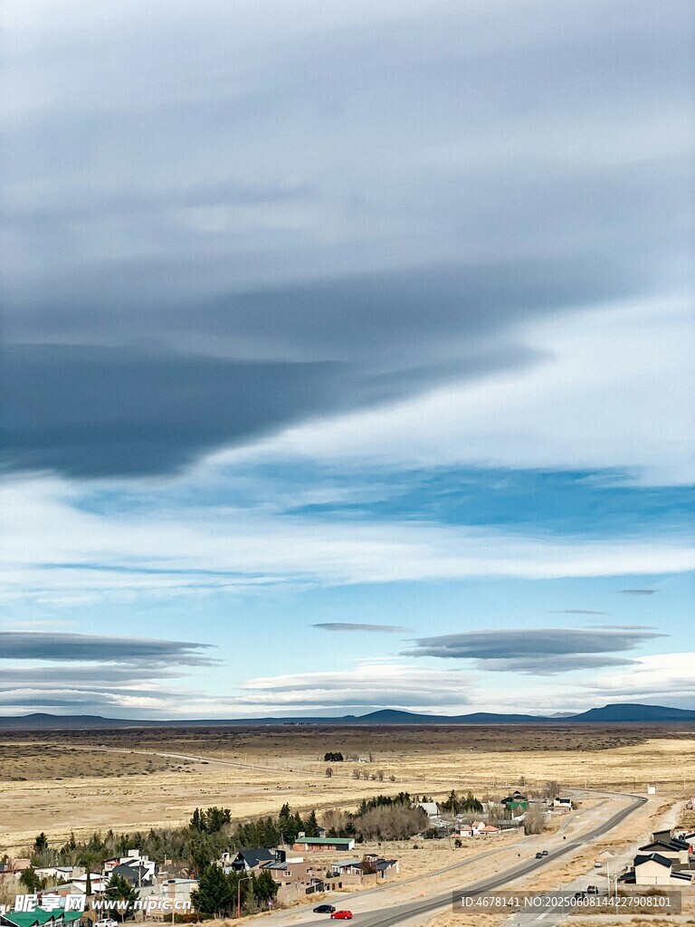 荒漠中的稀疏村落景观