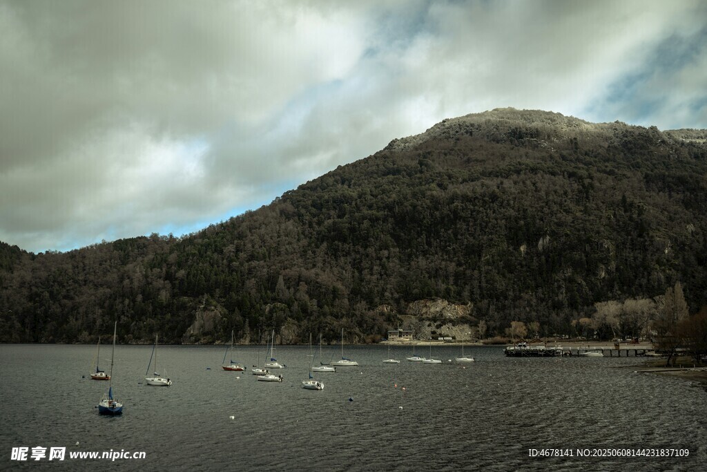 湖畔山峦景色