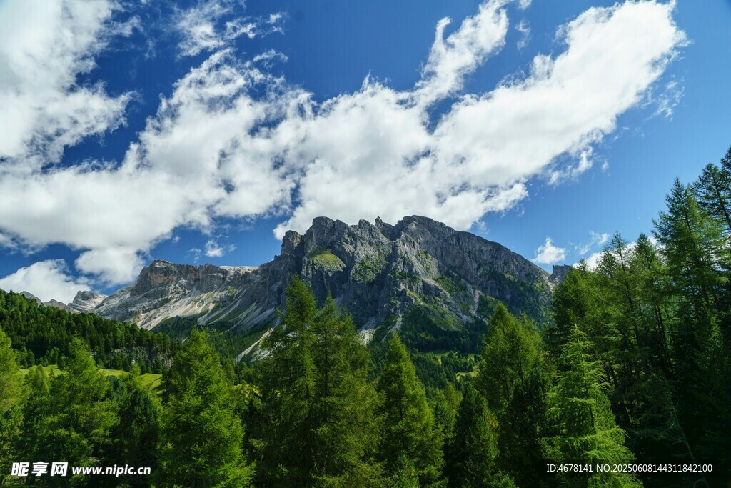 青山翠林间的巍峨山峰
