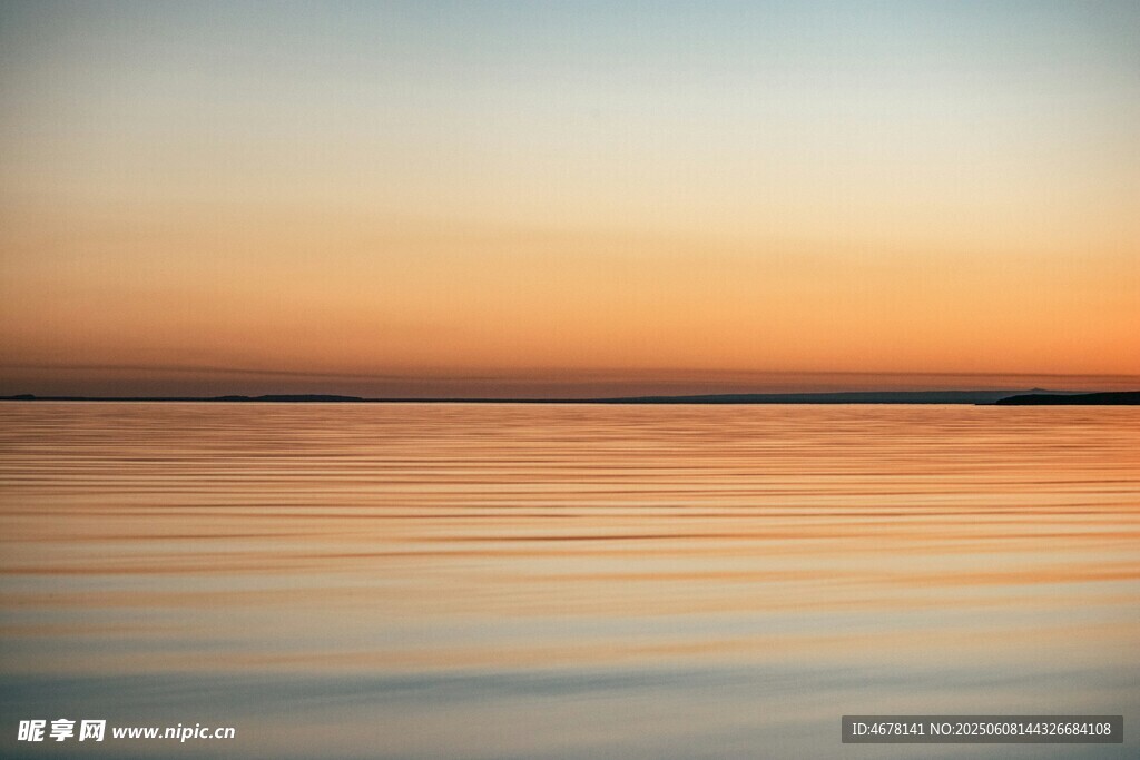 夕阳下平静的水面美景