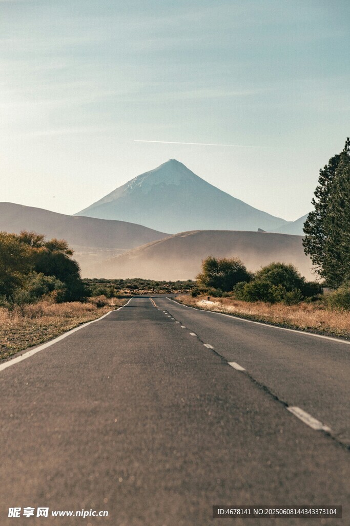 公路尽头的远山美景