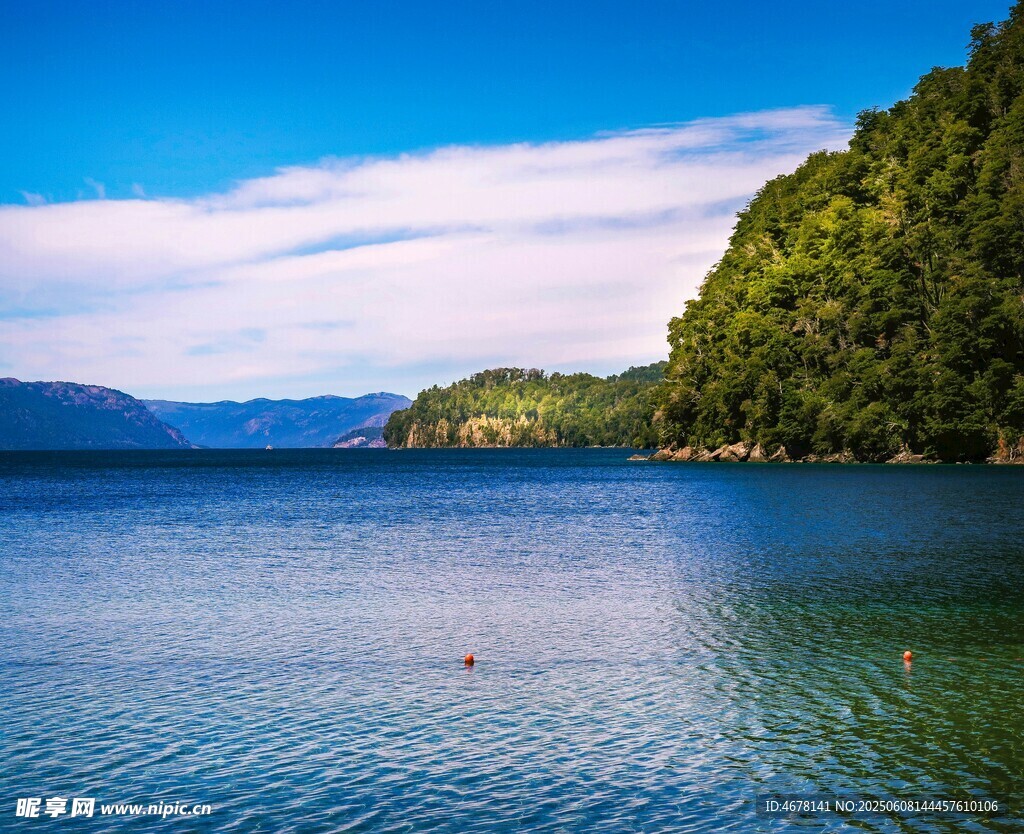宁静湖畔青山绿水美景