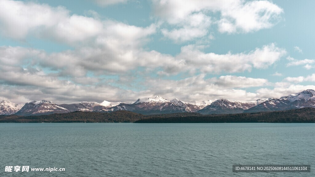 湖畔远山与蓝天白云美景