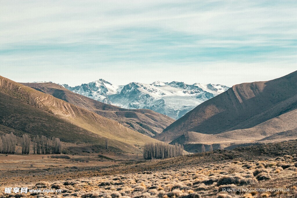 壮丽山谷间的雪山美景