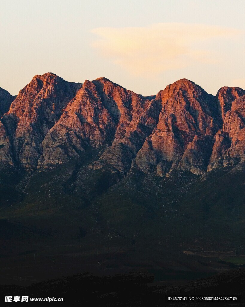 壮丽山峦映夕阳