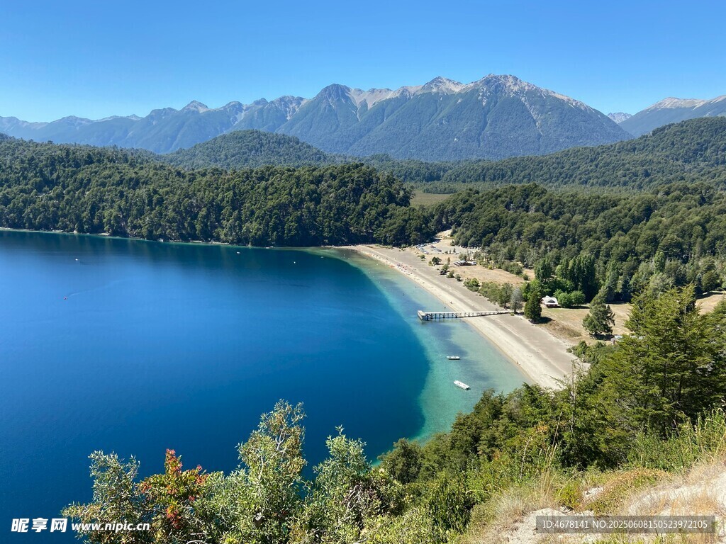 美丽湖畔的壮丽山景