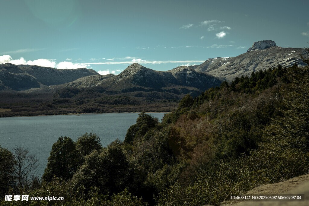 湖畔山林间的壮美山景