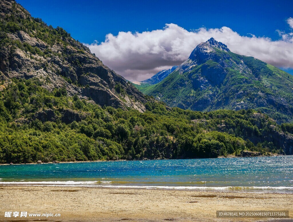 秀丽山水间的湖畔风光