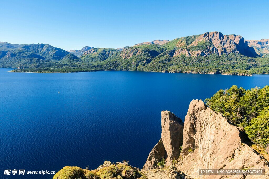 湖畔奇峰美景