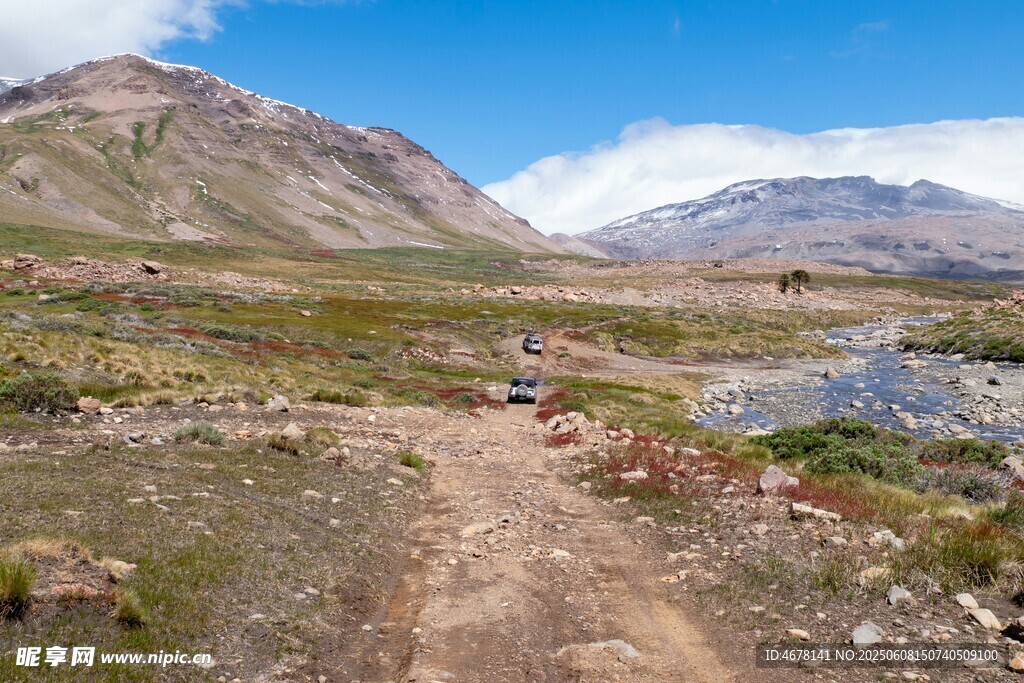 山间徒步小径风景