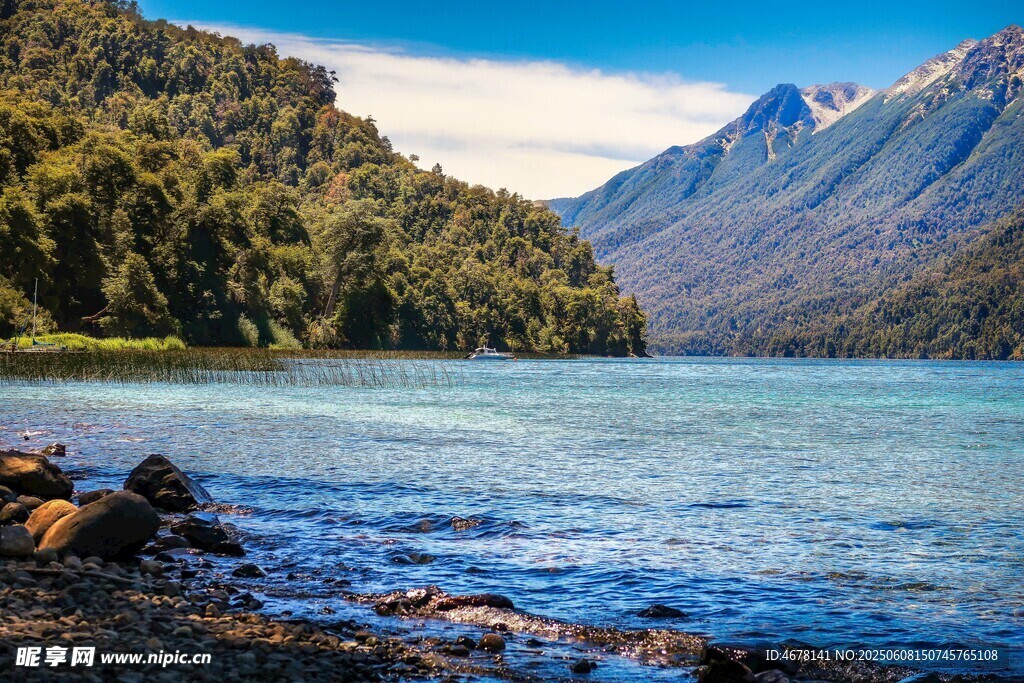 湖畔青山美景