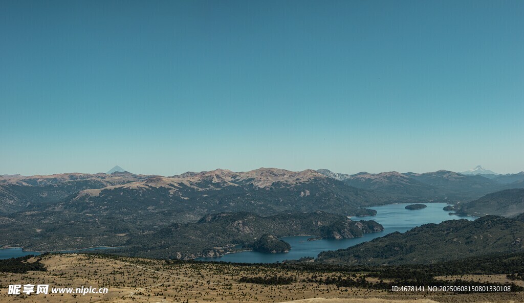 壮丽山景与静谧湖泊风光