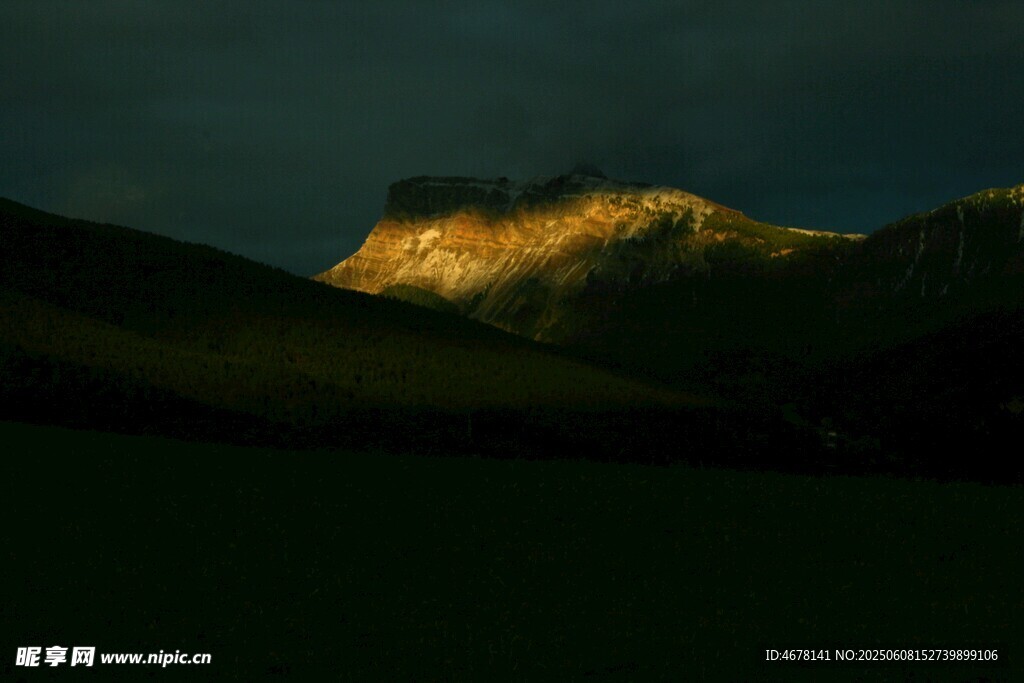 山间微光映照巍峨山峦