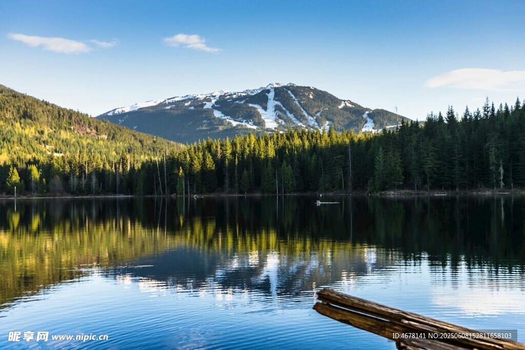 宁静湖畔山林美景