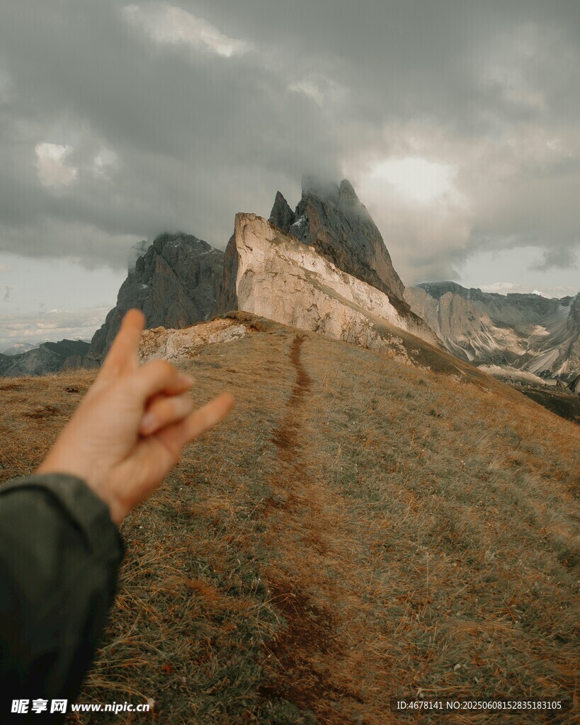 手触远山美景