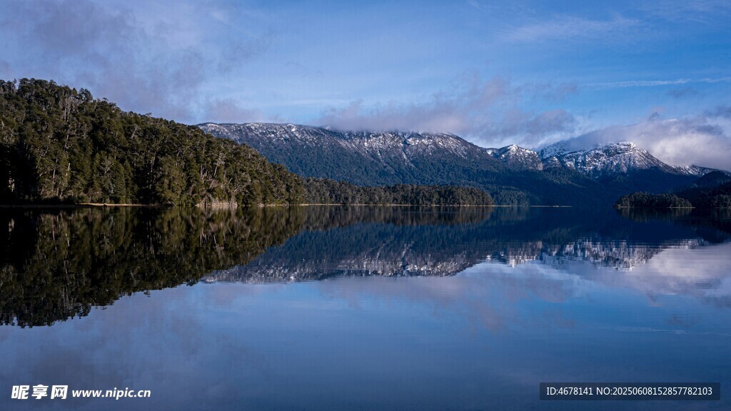 宁静湖面与远山倒影美景