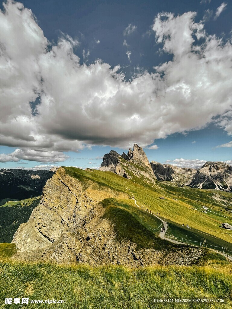 山间美景 草地山峦与白云