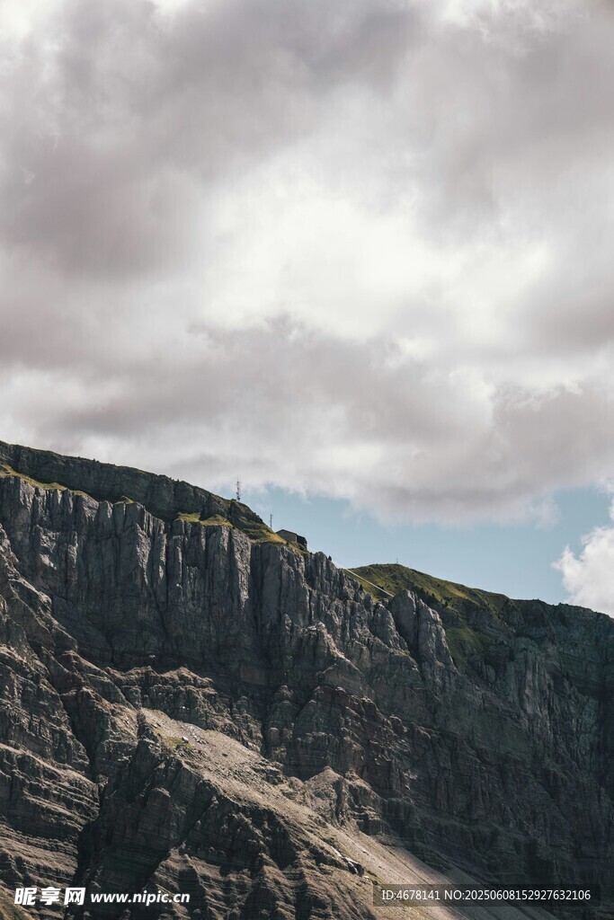 壮丽山景与厚重云层