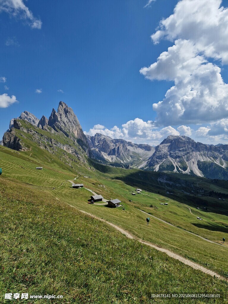 高山草甸间的壮美山景