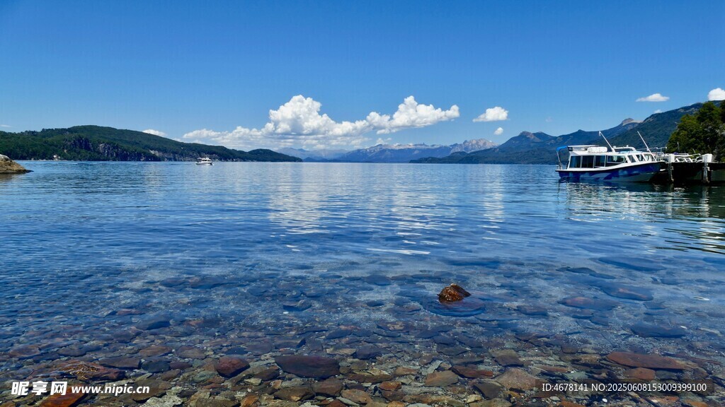清澈湖水与远处山峦美景