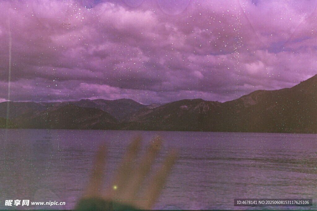 紫色湖景前的手影画面
