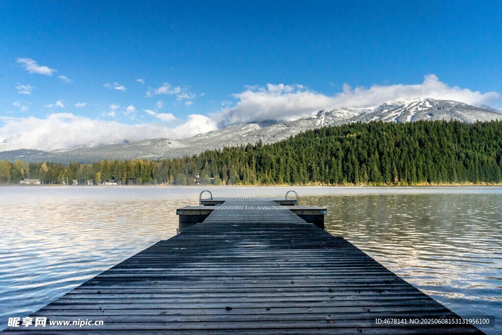 湖畔木栈道 宁静自然美景