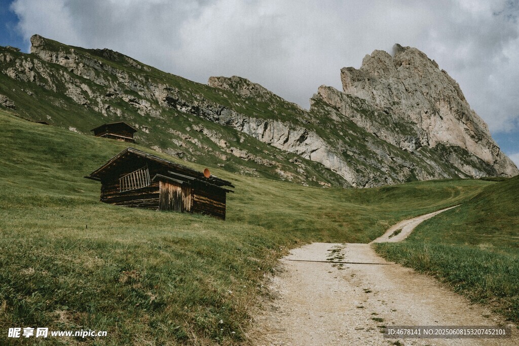 山间小屋旁的蜿蜒小路