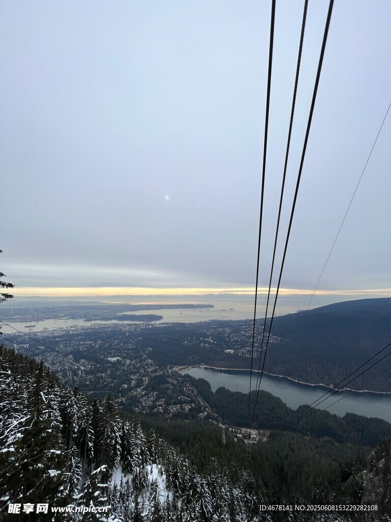 雪后缆车视角的壮丽风景