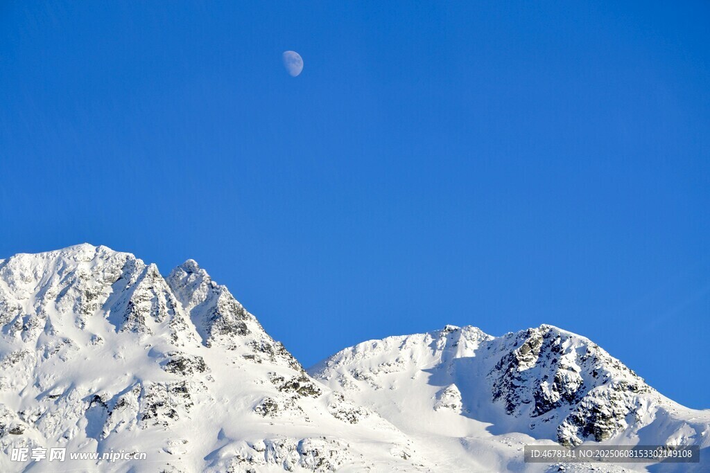 雪山之上的皎洁明月