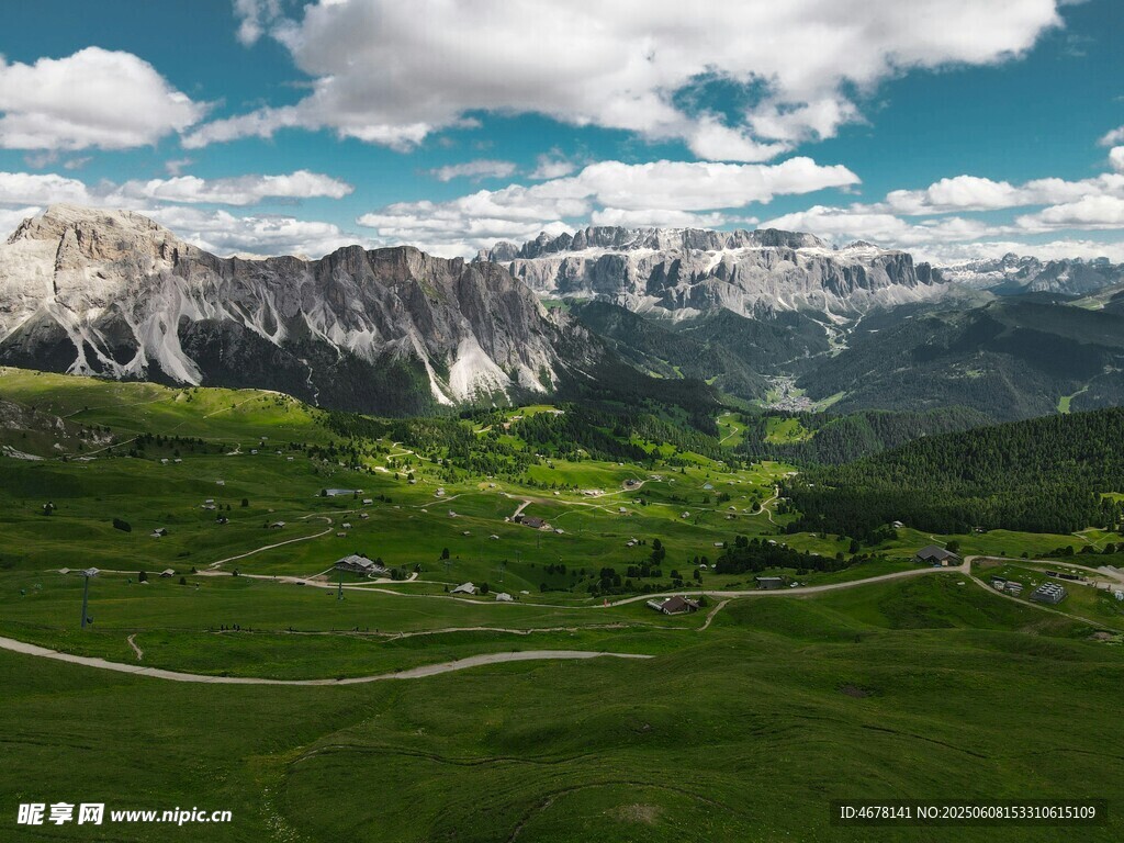山间绿野与远处雪山美景
