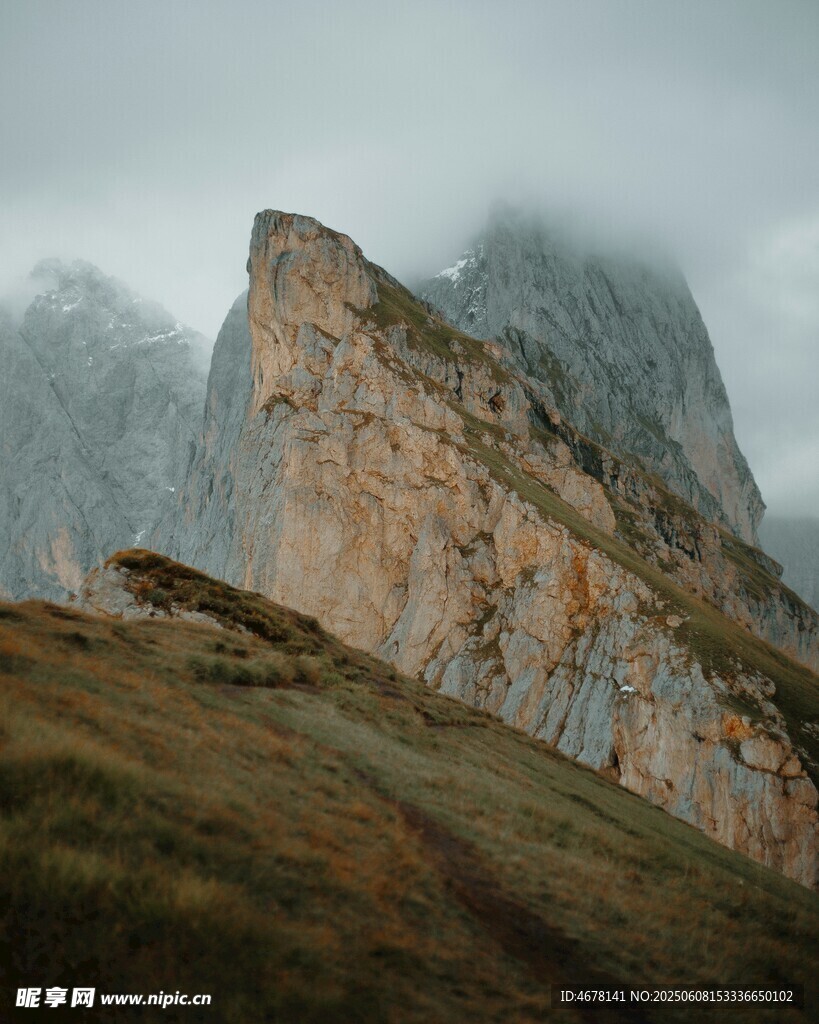 云雾缭绕的巍峨山峰