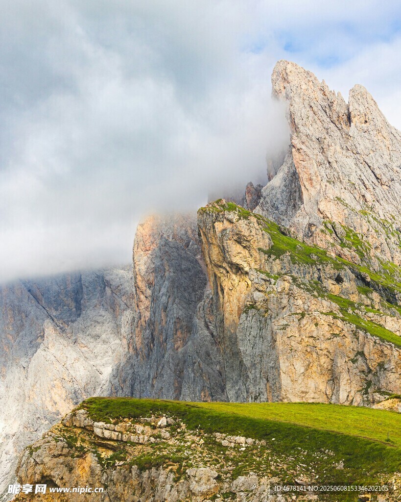 巍峨高山云雾缭绕之景
