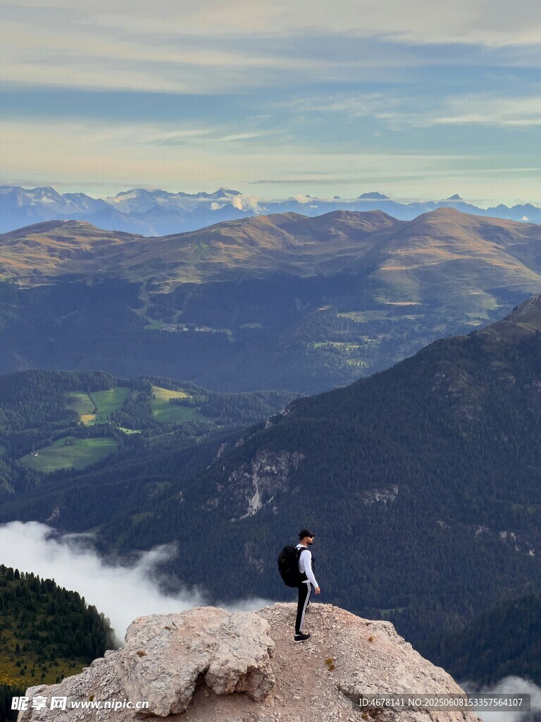 山顶独行者眺望壮丽山景