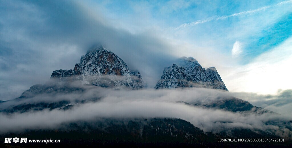 云雾缭绕的壮丽山峰