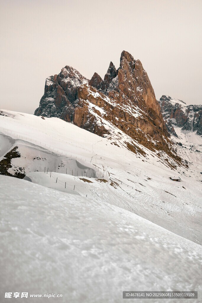 雪山峻岭壮丽风光