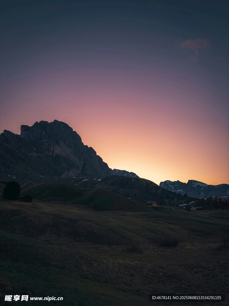 日落时分的壮丽山景
