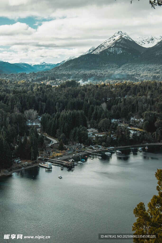 湖畔山林间的壮美自然景观