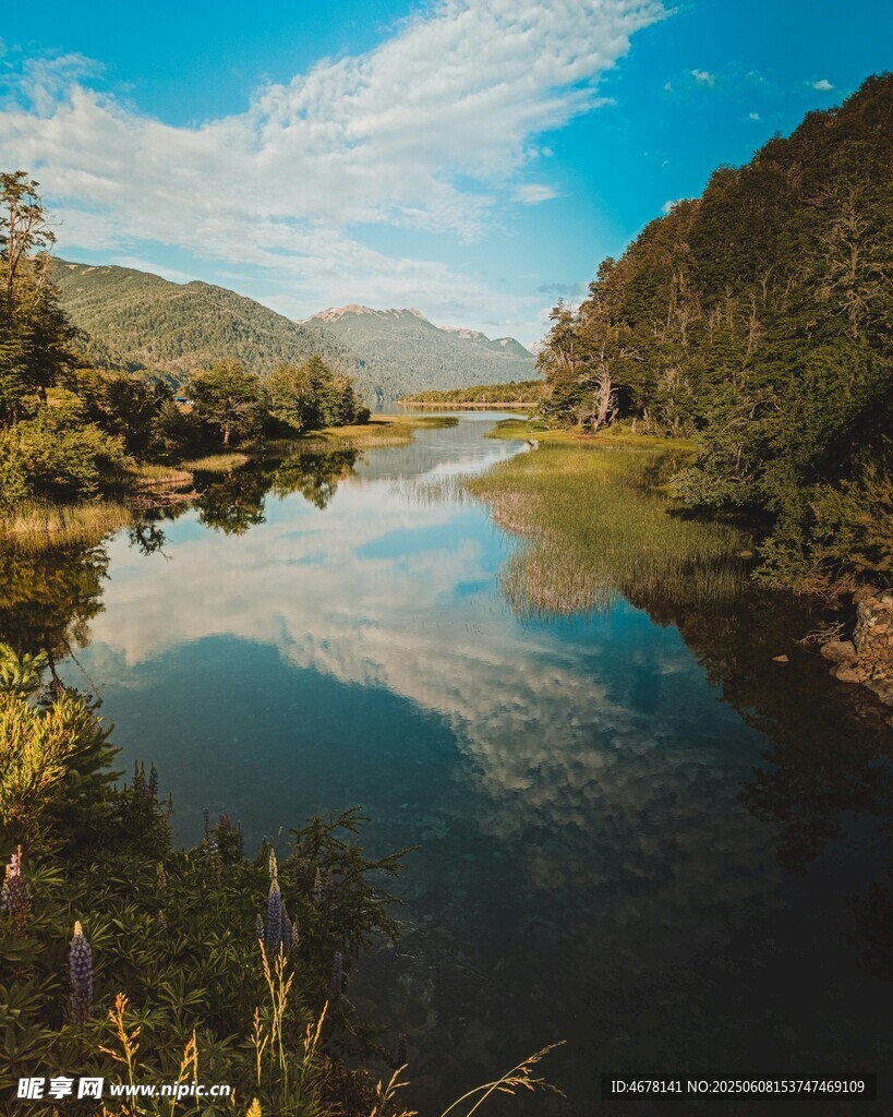 山间清澈河流自然美景