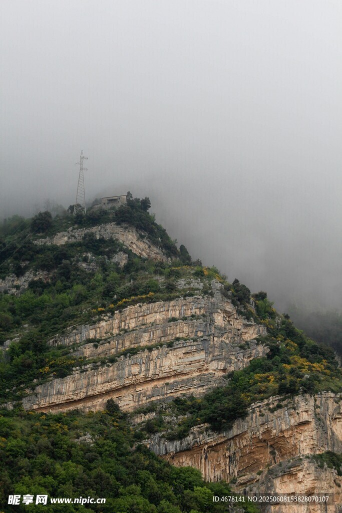 云雾缭绕的山峦美景