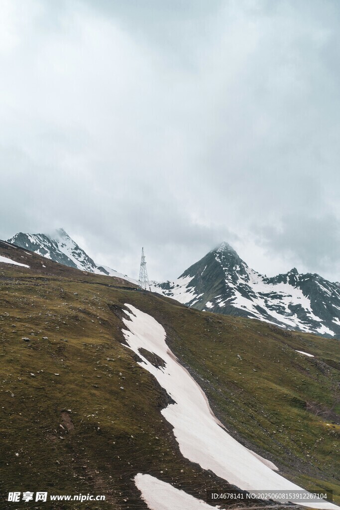 山间雪径与远处雪山景观