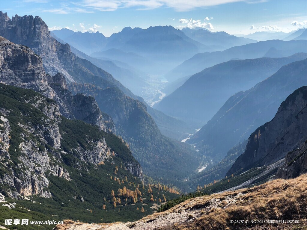 壮丽山谷间的巍峨山脉