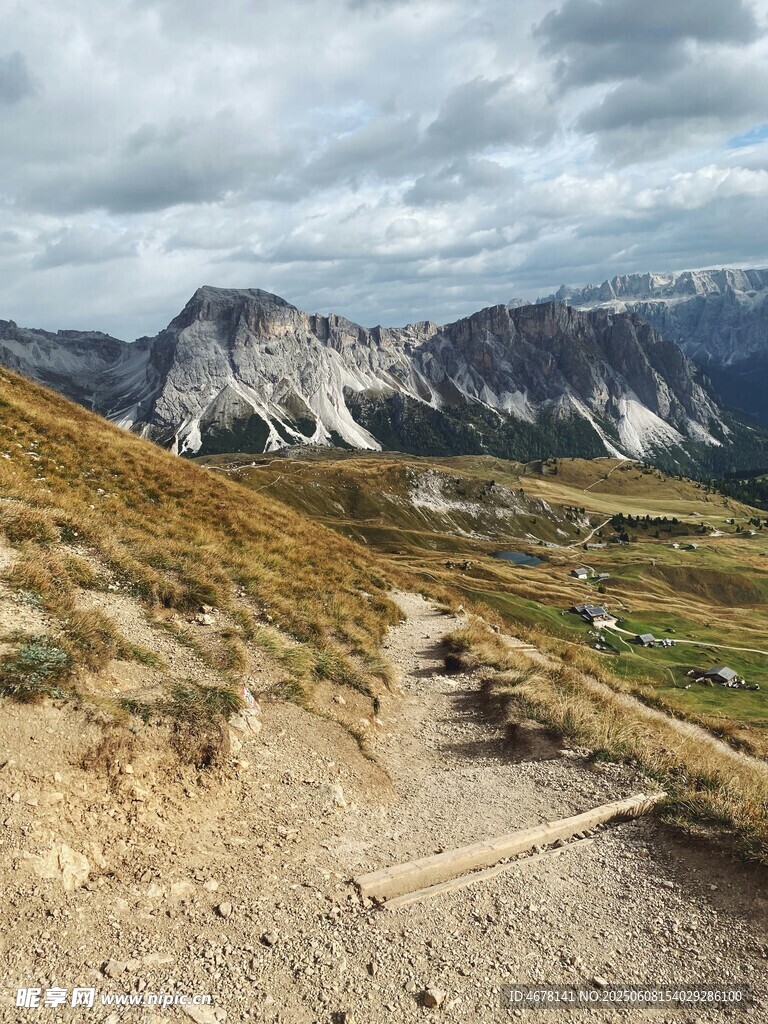 山间小径通往壮丽山峦