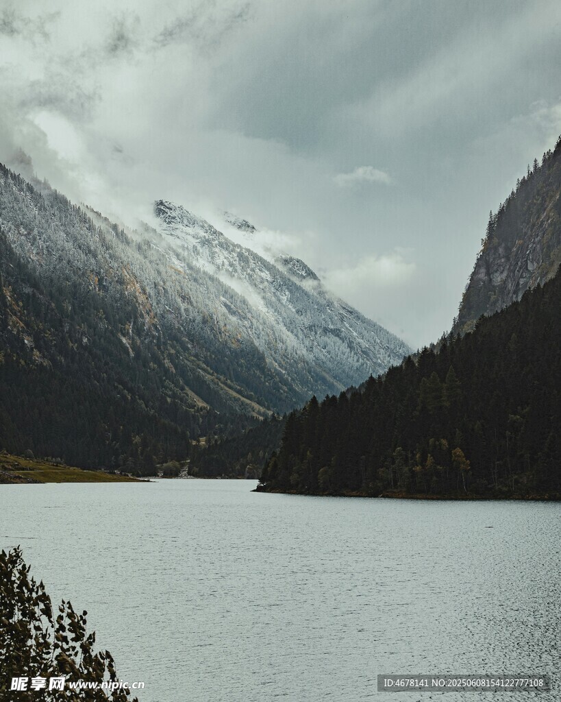 高山湖泊壮丽自然景观