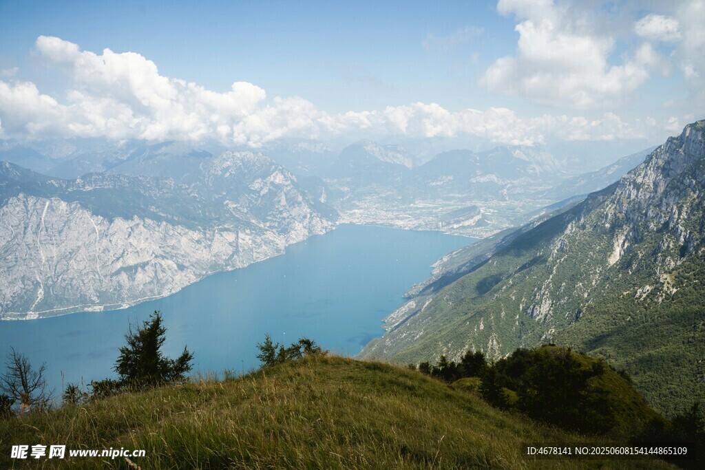 高山湖畔美景